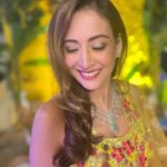 Preeti Jhangiani Instagram – Jab #mehendi hai rachne wali!
Yellow is the way to go!
Thank you @shrenahirawatofficial for getting me that perfect share of yellow ❤️
Jewels by @mahesh_notandass
Styled by @gentleman_gaga
Thank you @aditis128 for the pics! You’re my saviour !