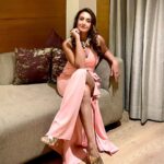 Preeti Jhangiani Instagram - I’m the girl who wears pink… you must be the other girl .. #eventdiaries #jhansi Hair : @azizajendi Nataraj Sarovar Portico