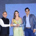 Preeti Jhangiani Instagram - Honoured to receive the ‘Aaj Ka Karmveer ‘ @aajkakarmveer1 @ars_rpsingh Award at the hands of respected Shri @dr_satyapal with @dabasparvin for Sports entertainment and promotion in the country. Great to see the accolades and love for the @propanjaleague pouring in 💪 @thepeachsummer @tyaanijewellery