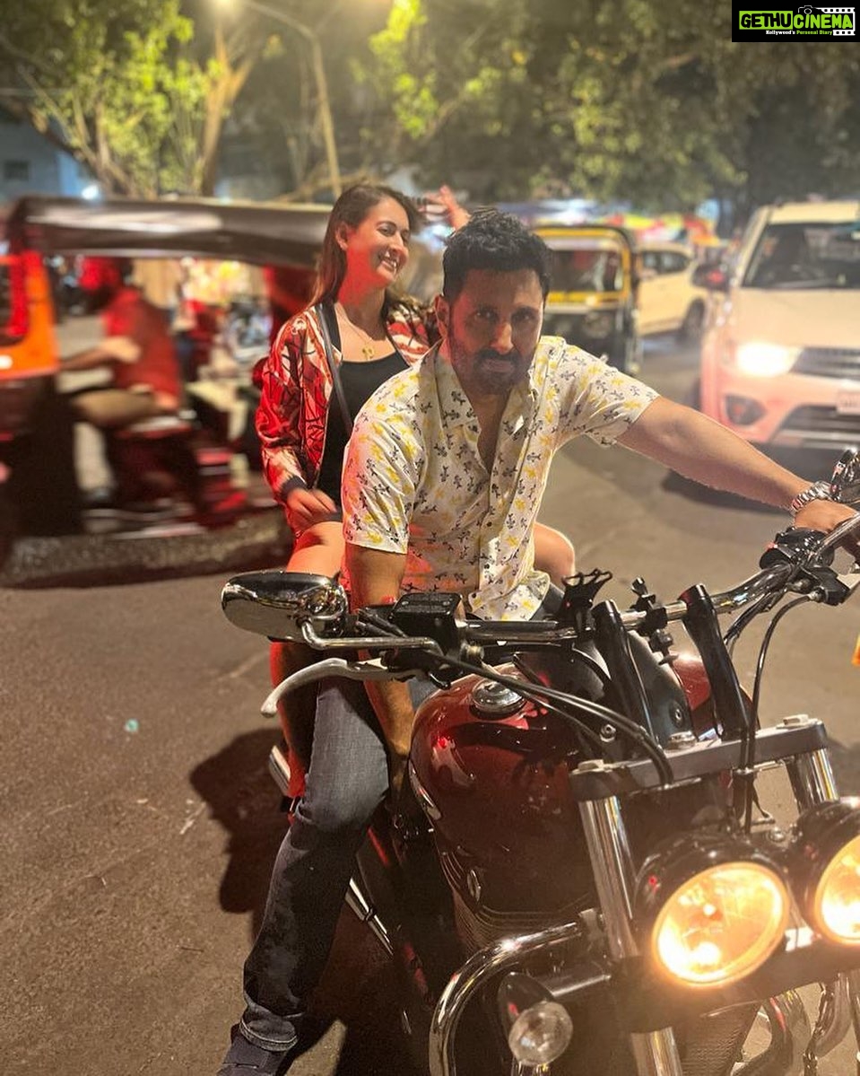 Preeti Jhangiani Instagram - Aati kya Khandala ? ;) Before anyone says why I’m not wearing a helmet…bike is not moving yet..just taking a pic here…wore it after the pic ✌🏻 Pic credit @sacho1 Bandra West