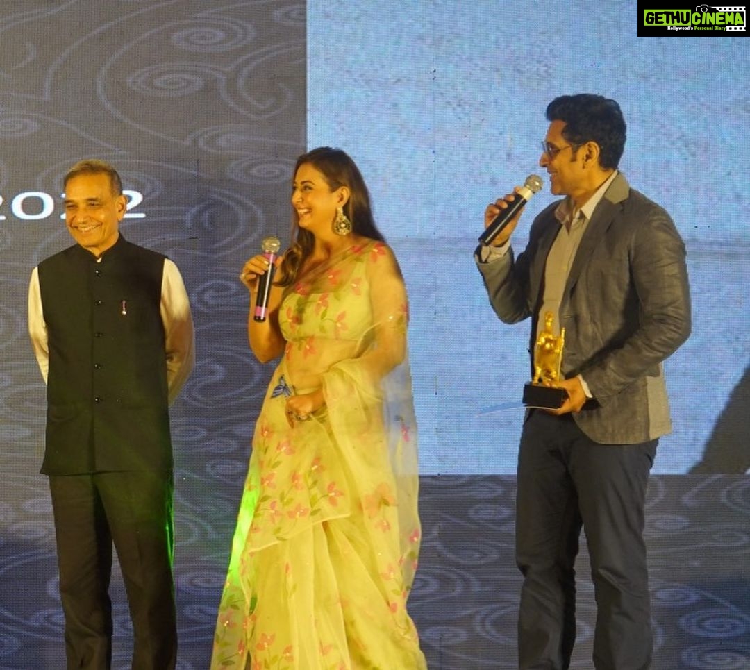 Preeti Jhangiani Instagram - Honoured to receive the ‘Aaj Ka Karmveer ‘ @aajkakarmveer1 @ars_rpsingh Award at the hands of respected Shri @dr_satyapal with @dabasparvin for Sports entertainment and promotion in the country. Great to see the accolades and love for the @propanjaleague pouring in 💪 @thepeachsummer @tyaanijewellery