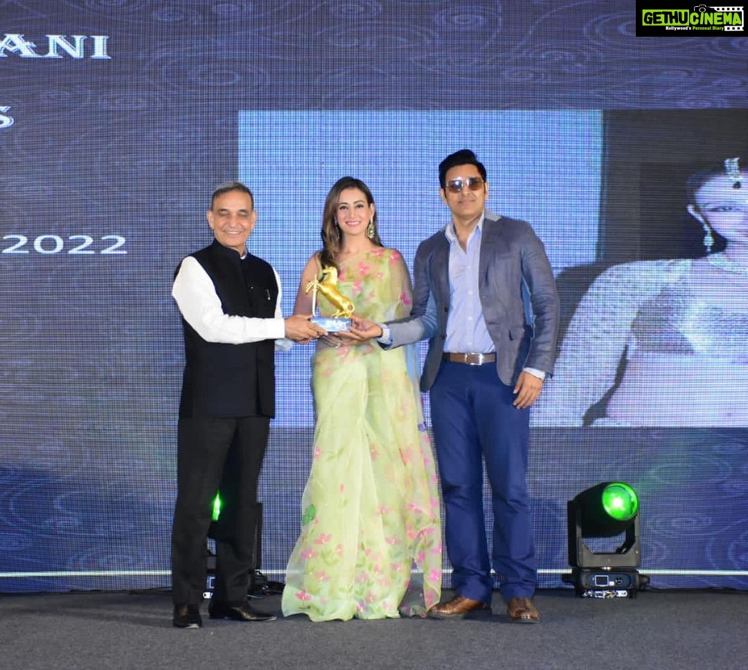 Preeti Jhangiani Instagram - Honoured to receive the ‘Aaj Ka Karmveer ‘ @aajkakarmveer1 @ars_rpsingh Award at the hands of respected Shri @dr_satyapal with @dabasparvin for Sports entertainment and promotion in the country. Great to see the accolades and love for the @propanjaleague pouring in 💪 @thepeachsummer @tyaanijewellery