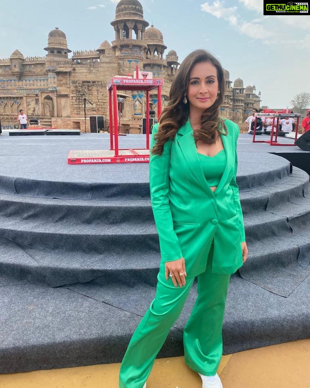 Preeti Jhangiani Instagram - Managed to catch the calm just before the show started ! Still can’t believe we managed to pull this off!! @propanjaleague ranking tournament at the majestic #GwaliorFort ! Gwalior Fort