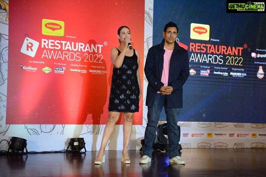 Preeti Jhangiani Instagram - At the @restaurant.india awards last Friday…giving some awards with @jhangianipreeti hopefully i will always get dinner reservations wherever I want after this ;) #restaurantindia @franchiseindia_ #restaurantawards