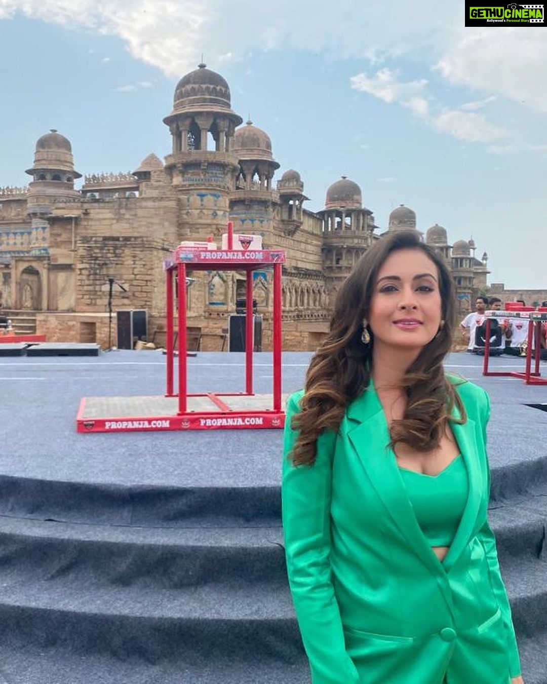 Preeti Jhangiani Instagram - Managed to catch the calm just before the show started ! Still can’t believe we managed to pull this off!! @propanjaleague ranking tournament at the majestic #GwaliorFort ! Gwalior Fort