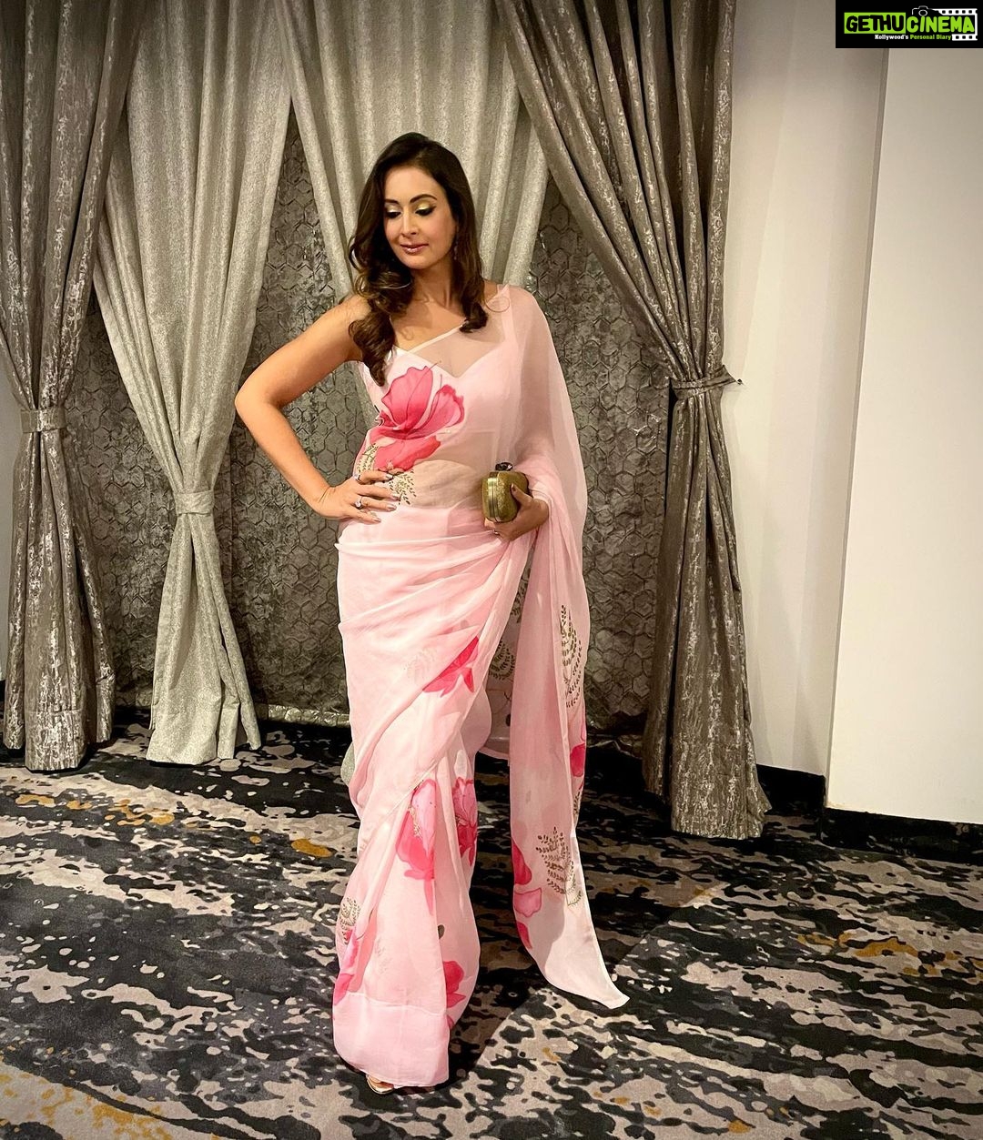 Preeti Jhangiani Instagram - Ready set go! For the @mrs_icon_india #missiconmadhyapradesh #mriconmadhyapradesh wearing @inaayatbyaastha #inaayatbyaastha #shaadisaga #weddingz.in #organzasaree #wedmegood #handpaintedsaree #shaadiwish #sixyardsofelegance #sareeaffair #sareedraping #silkorganzasaree #couture #weddingseason #bridalwear #sareesofinstagram #trousseau Hotel Shawn Elizey
