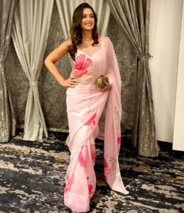 Preeti Jhangiani Instagram - Ready set go! For the @mrs_icon_india #missiconmadhyapradesh #mriconmadhyapradesh wearing @inaayatbyaastha #inaayatbyaastha #shaadisaga #weddingz.in #organzasaree #wedmegood #handpaintedsaree #shaadiwish #sixyardsofelegance #sareeaffair #sareedraping #silkorganzasaree #couture #weddingseason #bridalwear #sareesofinstagram #trousseau Hotel Shawn Elizey