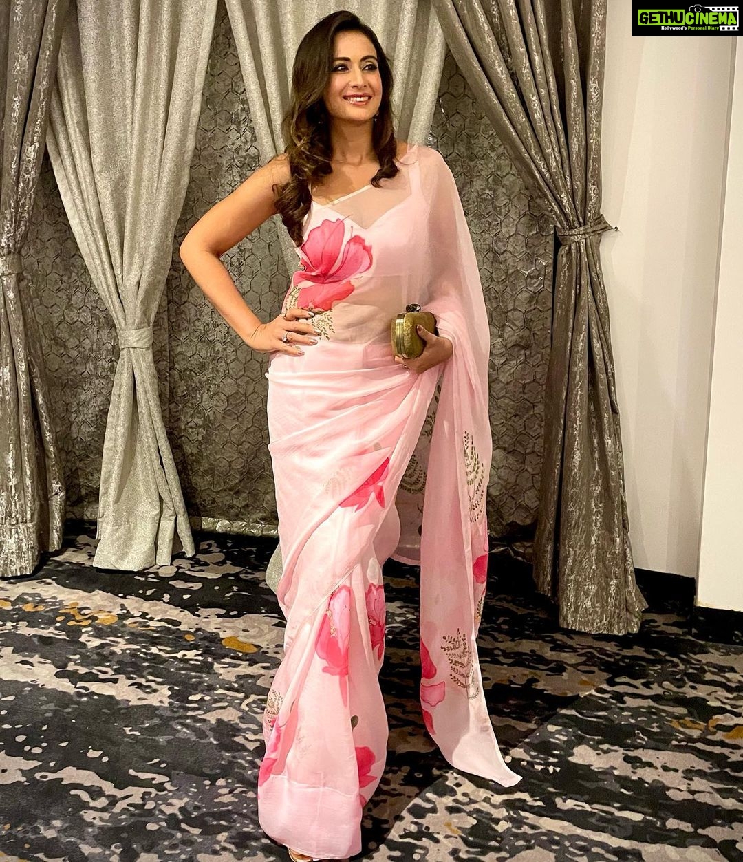 Preeti Jhangiani Instagram - Ready set go! For the @mrs_icon_india #missiconmadhyapradesh #mriconmadhyapradesh wearing @inaayatbyaastha #inaayatbyaastha #shaadisaga #weddingz.in #organzasaree #wedmegood #handpaintedsaree #shaadiwish #sixyardsofelegance #sareeaffair #sareedraping #silkorganzasaree #couture #weddingseason #bridalwear #sareesofinstagram #trousseau Hotel Shawn Elizey