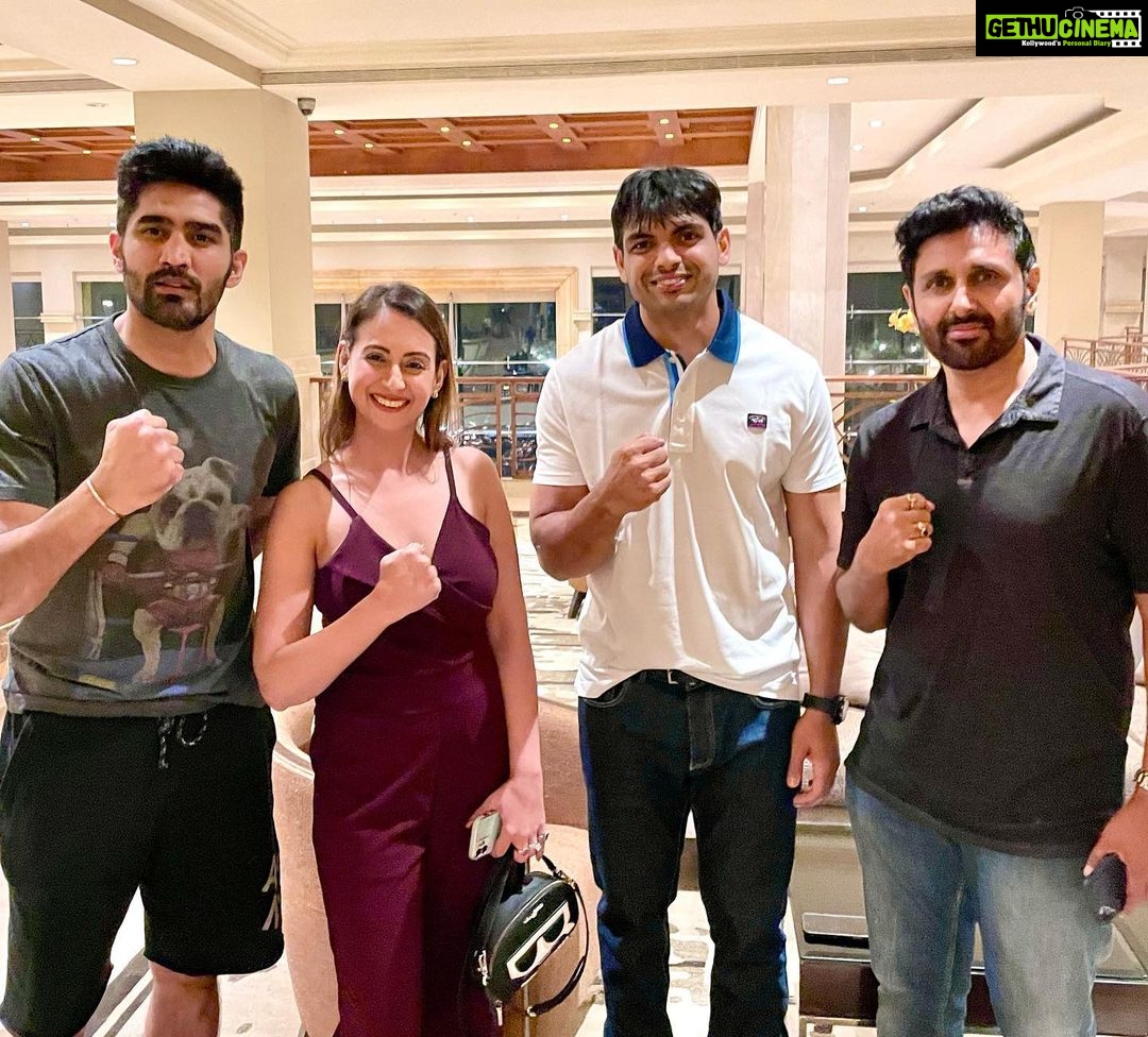 Preeti Jhangiani Instagram - Was great meeting two Olympic legends @singhvijender bhai who is always great to catch up with and @neeraj____chopra bhai who I met for the first time ✌🏻✊ 📸 by @neeravtomar bhai JW Marriott Mumbai Juhu