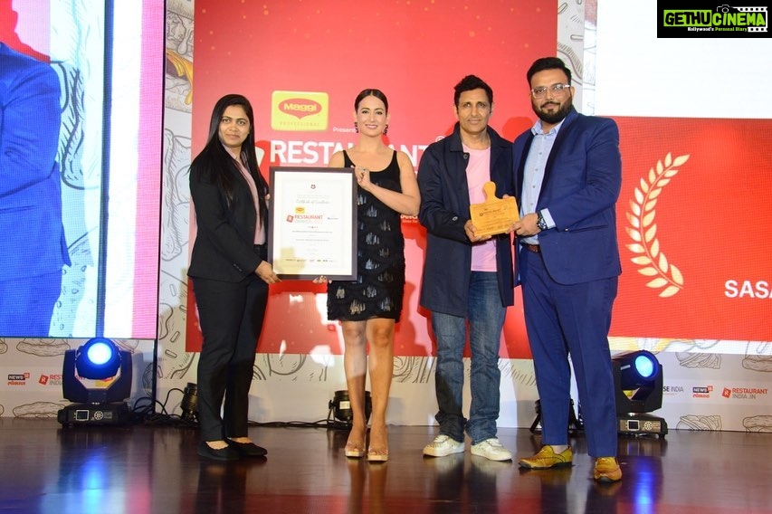 Preeti Jhangiani Instagram - At the @restaurant.india awards last Friday…giving some awards with @jhangianipreeti hopefully i will always get dinner reservations wherever I want after this ;) #restaurantindia @franchiseindia_ #restaurantawards