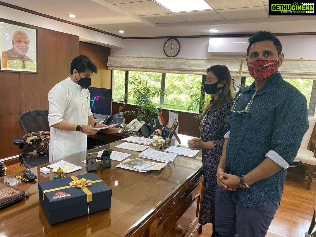 Preeti Jhangiani Instagram - It was an absolute honour and pleasure to meet Maharajji Shri Jyotiraditya Scindia @jyotiradityascindia at Delhi today with @dabasparvin to invite him for our @propanjaleague Ranking Tournament to be held at the historic city of #Gwalior on the 22nd, 23rd and 24th of July. It is so heartening to see our young leaders leading the way for all sports ! #JaiHind #propanjaleague #armwrestling #armwrestlingindia #armwrestlingindia🇮🇳 Ministry Of Civil Aviation, Rajiv Gandhi Bhawan