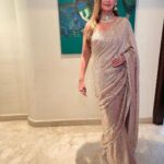 Preeti Jhangiani Instagram - It’s a sari kind of Sunday Styled by @gentleman_gaga Outfit by @bhumikagrover @amigos.rizwan Jewellery @aquamarine_jewellery