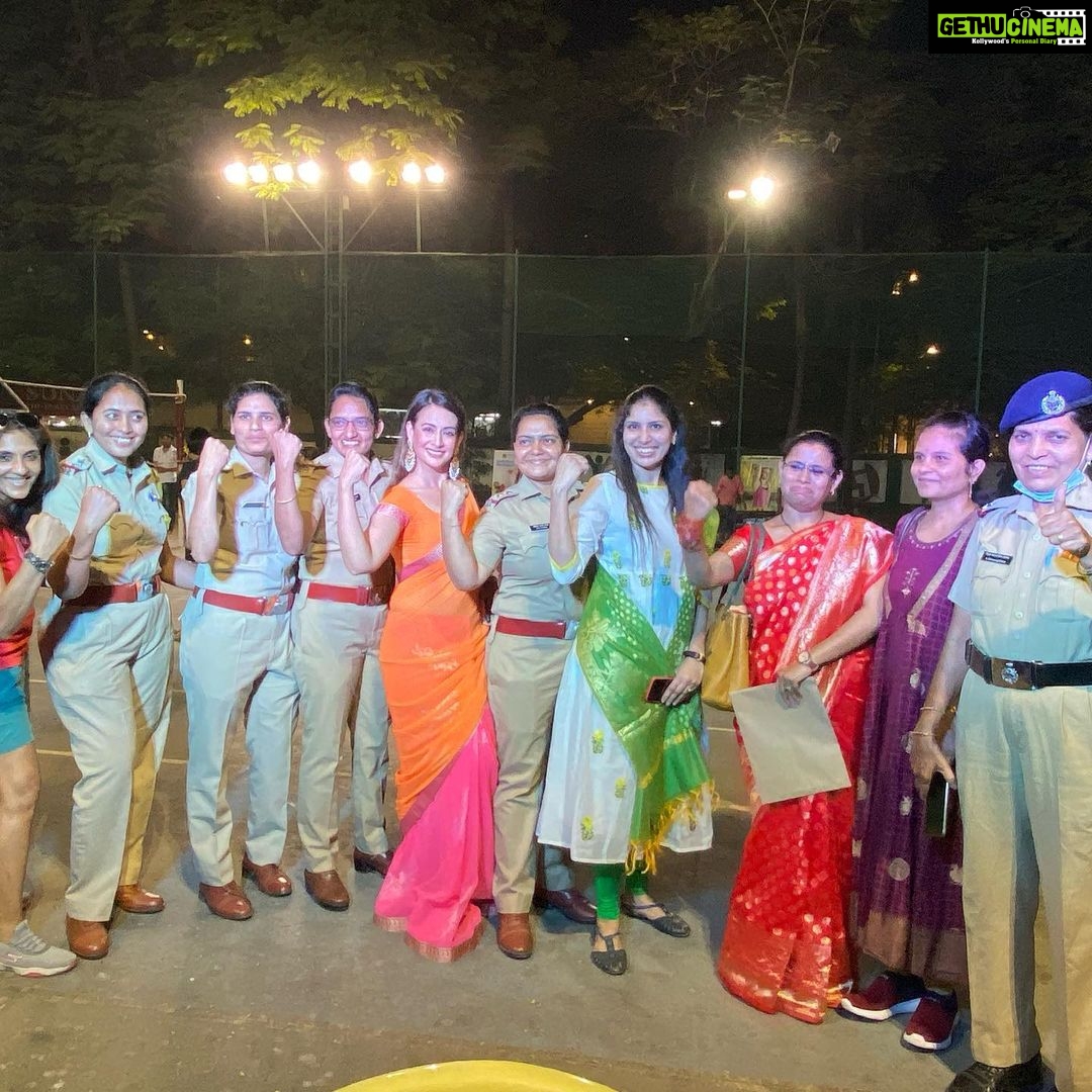 Preeti Jhangiani Instagram - What an honour to be a part of the Jagtik Mahila Diwas - Aadar Aadishakticha- Sanman Nirbhayacha for the exceptional ladies of the Bandra Police force , who have also received the Best Nirbhaya team Award! @mumbaipolice #mumbaipolice #bandrapolice #jaihind #femaleforce