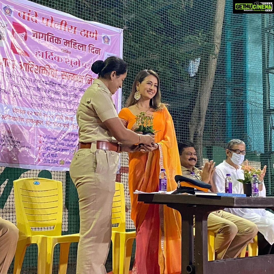 Preeti Jhangiani Instagram - What an honour to be a part of the Jagtik Mahila Diwas - Aadar Aadishakticha- Sanman Nirbhayacha for the exceptional ladies of the Bandra Police force , who have also received the Best Nirbhaya team Award! @mumbaipolice #mumbaipolice #bandrapolice #jaihind #femaleforce