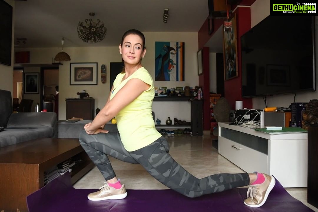 Preeti Jhangiani Instagram - Mantra for 2022: Stretching Over Stressing πββοΈ Want to avoid injury? Stretching is the answer. It is the most important thing to remember to do before and after a workout.πͺ #preetijhangiani #fitnessqueen βββ #stretching #stretchingexercises #stretches #stretchingtips #stretchingtime #stretchingroutine #stretchingout #stretchingisimportant #stretchingeveryday #preworkoutfuel #preworkoutstretch #stretchitout #stretchingmotivation #fitnessindia #fitnessindiashow