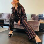 Preeti Jhangiani Instagram - When life gives you stripes … own it ! #filmfareottawards2021 Styled by @gentleman_gaga