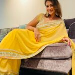 Preeti Jhangiani Instagram - Yellow wakes me up in the morning… #saturday #saturdayvibes