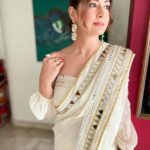 Preeti Jhangiani Instagram - Be not afraid of life. Believe that life is worth living and your belief will help create that fact. Sari : @gulabobyabusandeep Earrings: @swaravbyswatiandravi #sundaymusings