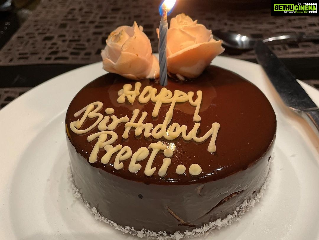Preeti Jhangiani Instagram - The most relaxed and satiated bday ever! Exactly the way I like it ! Thank you my love for making it special ❤️🤗 @dabasparvin