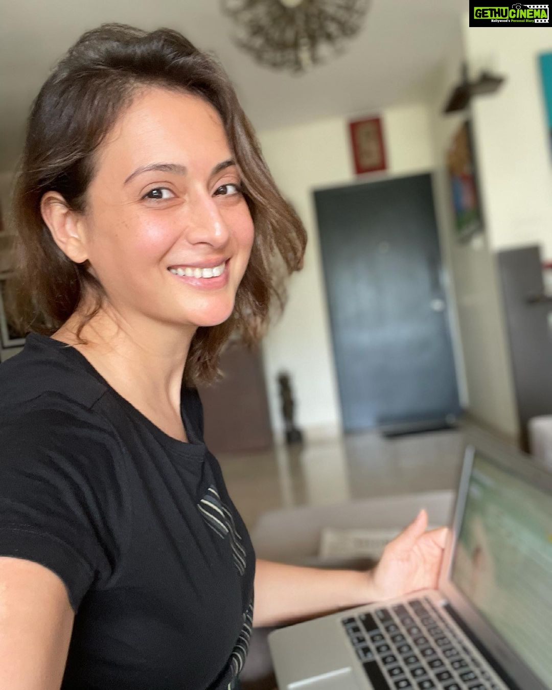 Preeti Jhangiani Instagram - It’s #monday and it’s still #workfromhome as long as possible!