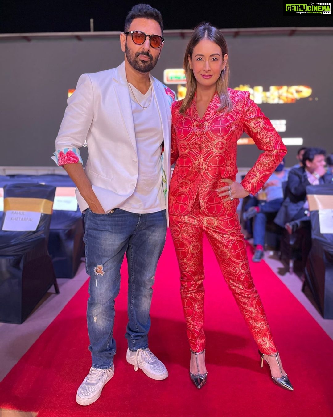 Preeti Jhangiani Instagram - Ready for the #BattleOfTheShip @majesticpridegroup casino Goa! Going live soon on @bookmyshowin Super excited for the @singhvijender fight and of course the @propanjaleague bouts ! @dabasparvin @neeravtomar @iosboxing @ios_sports Parvin and me dressed by : @nm_design_studio Live on https://www.facebook.com/vijendersinghboxer/videos/871710456727328/ Majestic Pride Group