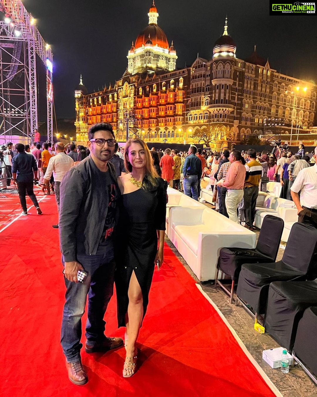 Preeti Jhangiani Instagram - What an electric evening ! What a setting and what a performance! @rickykej you were beyond words! Loved loved it! Thank you for inviting us to witness your brilliance! @dabasparvin #rickykej #rickykejlive #rickykejconcert #gatewayofindia Gateway of India ,Mumbai