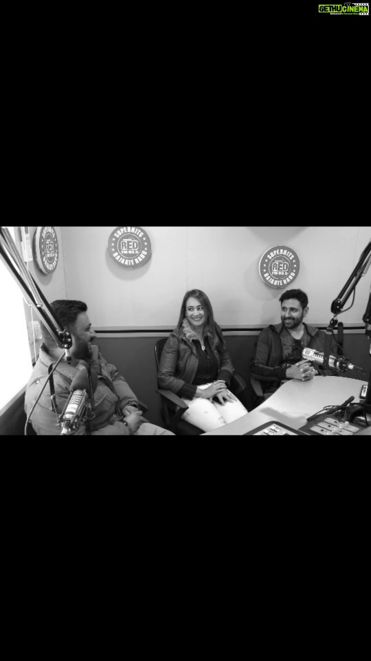 Preeti Jhangiani Instagram - In conversation with Bollywood celebrities, Preeti Jhangiani & Parvin Dabas, where they have talked about their filmy journey, life, love, Uttarakhand and what not. Watch the complete interview on Red FM Uttarakhand YT channel. @jhangianipreeti @dabasparvin #officialrjgaurav #preetijhangiani #parvindabas #redfmuttarakhand #redfm #uttarakhand #bajaateraho Dehradun, Uttarakhand
