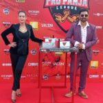 Preeti Jhangiani Instagram - #Repost @propanjaleague with @get_repost ・・・ @dabasparvin and @jhangianipreeti are ready for Pro Panja Mega Matches-1 We are just moments away from the biggest Arm Wrestling fiesta in Asia . . . . @OceanBeverages @NikonIndia @bookmyshow @SofitelMumbai @FeverFMOfficial @OutdoorBright @FastandUp_India #propanjaleague