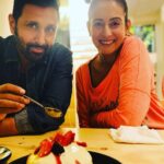 Preeti Jhangiani Instagram - Date night #saturdaynight Already feeling the festive season arriving with this yummy Christmas cake overloaded with #rumandraisin @dabasparvin