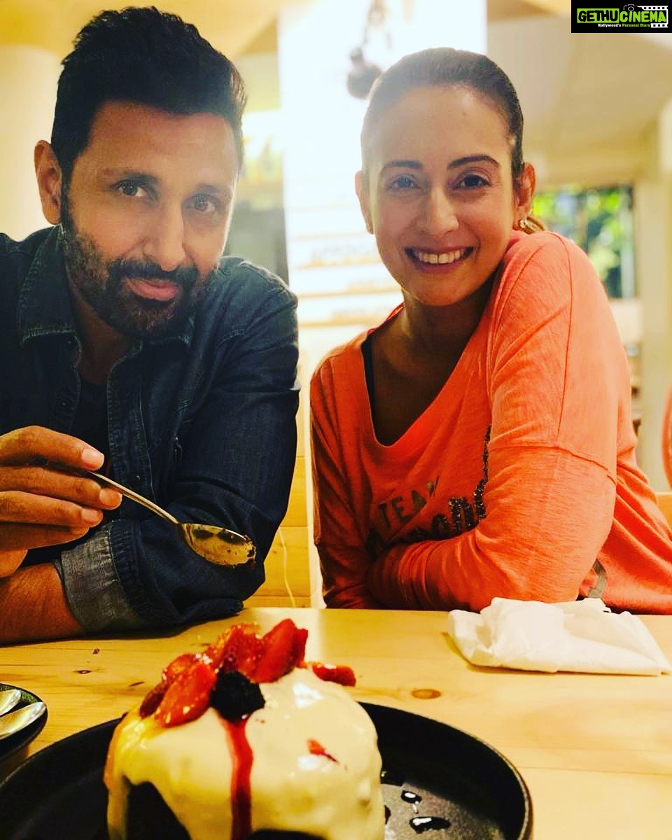 Preeti Jhangiani Instagram - Date night #saturdaynight Already feeling the festive season arriving with this yummy Christmas cake overloaded with #rumandraisin @dabasparvin