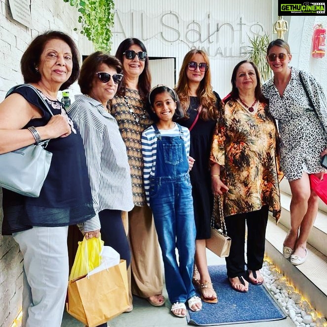 Preeti Jhangiani Instagram - Happy birthday to my dearest darling mama @menkajhangiani @maddampresident @rekham1312 @neelathadani @thadanianita @the_glorious_anaisha