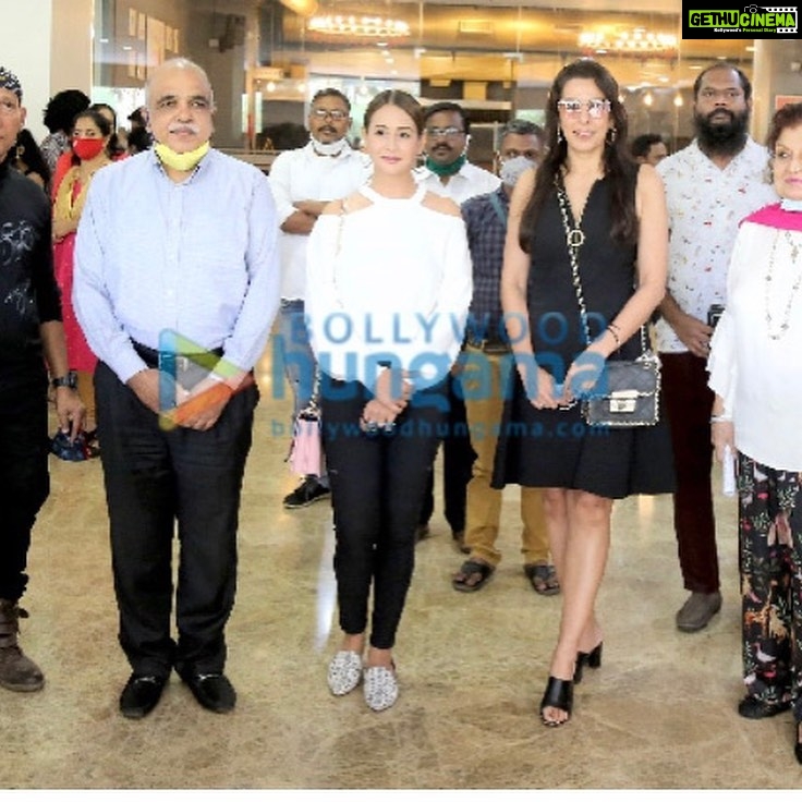 Preeti Jhangiani Instagram - Great to see some fabulous work at the inaugural show of Art Adda at Jolly board towers! Pictures courtesy @realbollywoodhungama #gautampatole #rashmijolly #poojabedi