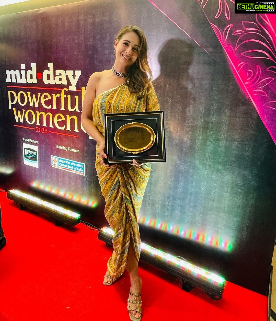 Preeti Jhangiani Instagram - Thank you @middayindia #middaypowerfulwomen for conferring me with ‘Sports Entrepreneur of the Year’ award for The @propanjaleague 🙏 Miles more to go 💪