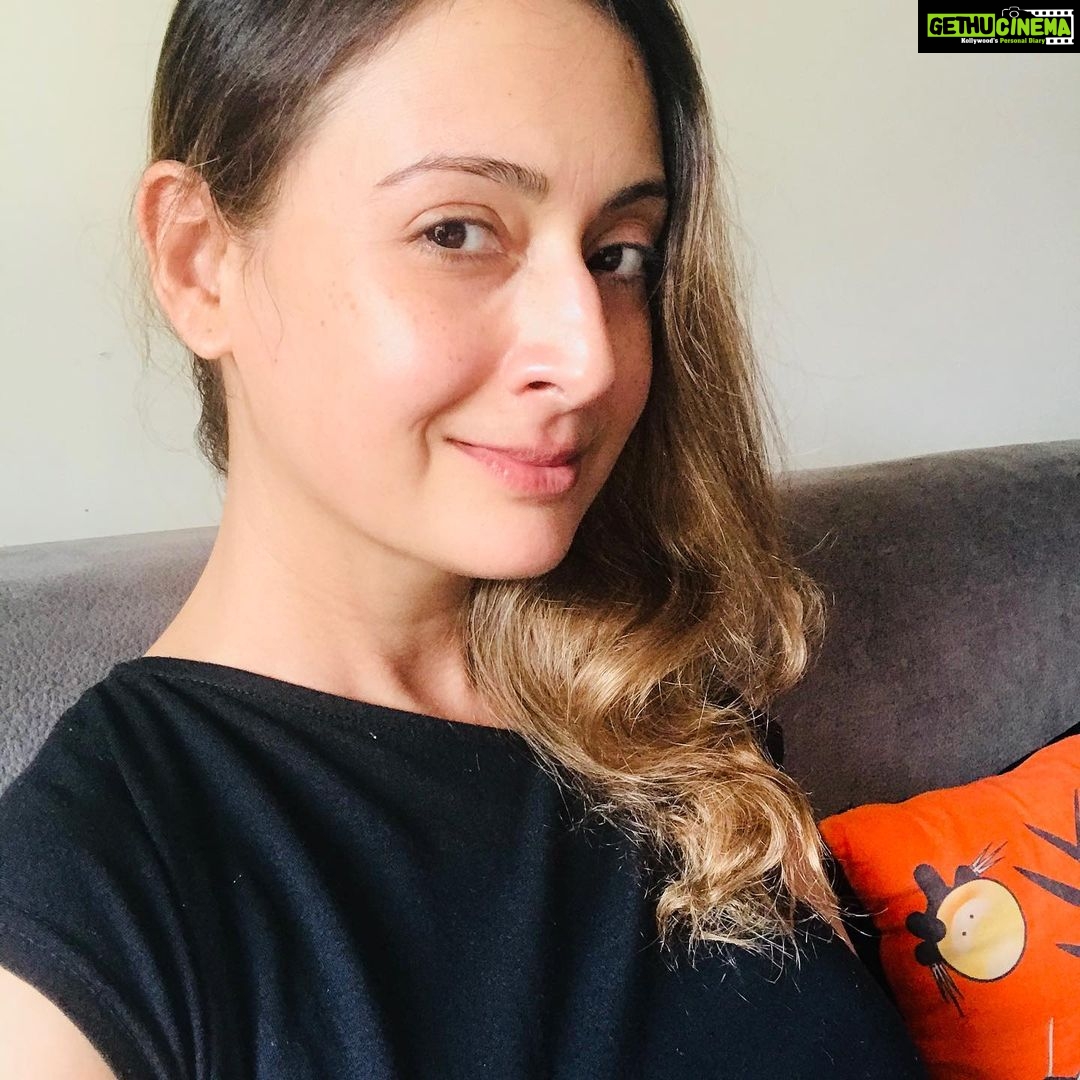 Preeti Jhangiani Instagram - Friday just called .. she ll be here tomorrow and she’s bringing the wine! #thursday #thursdayvibes #thursdaymood
