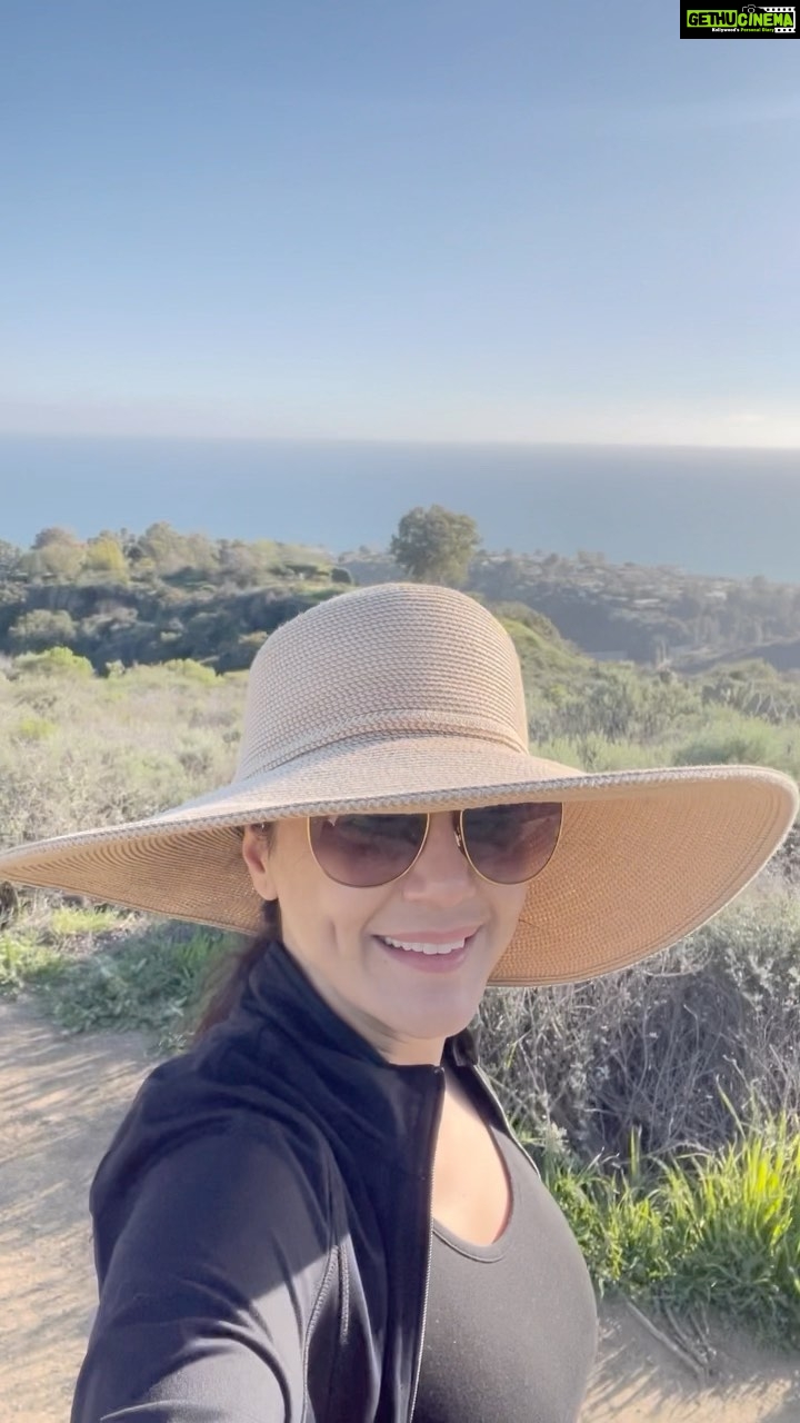 Preity Zinta Instagram - One of the best things about living in LA is the Hiking scene. I love that you can get to some amazing hikes in 15 minutes. It feels like heaven ❤️ and it’s never lonely at the top 😍 #Pzfit #patiparmeshwar #hiking #Ting
