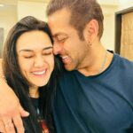Preity Zinta Instagram - Happy Birthday Salman ❤️It was so nice to see you on my short n sweet trip. May you always keep smiling, shining and lighting up not just movie screens but all our lives today, tomorrow and always. Love you to the moon & back 😍 Stay safe, healthy and rocking. #ting #happybirthday #friendsforever Galaxy Apartment,bandra,mumbai