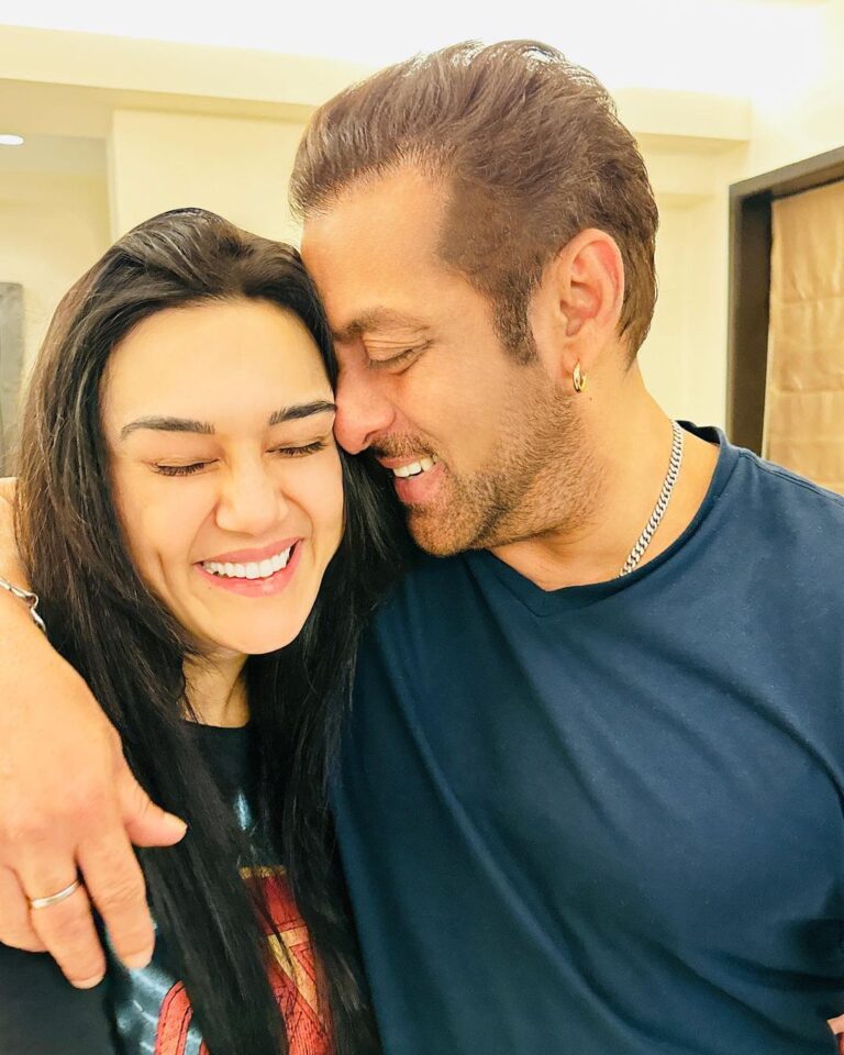 Preity Zinta Instagram - Happy Birthday Salman ❤️It was so nice to see you on my short n sweet trip. May you always keep smiling, shining and lighting up not just movie screens but all our lives today, tomorrow and always. Love you to the moon & back 😍 Stay safe, healthy and rocking. #ting #happybirthday #friendsforever Galaxy Apartment,bandra,mumbai