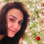 Preity Zinta Instagram - Merry Christmas from our family to yours ❤️💕❤️ May the spirit of Christmas being joy, happiness, peace & togetherness to all of you and your families. Loads of love n light always 😍🧿❤️ #merrychristmas #ting Home Sweet Home