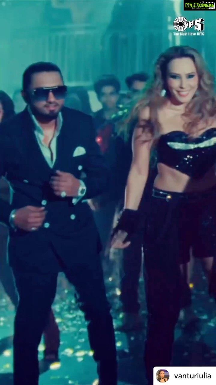 Preity Zinta Instagram - OMG !!! Congrats @yoyohoneysingh & @vanturiulia for this killer track. Iβm totally LOVING IT ! See you soon on the dance floor π #dance #Party #lovingit #ting @kumartaurani @rameshtaurani @tips