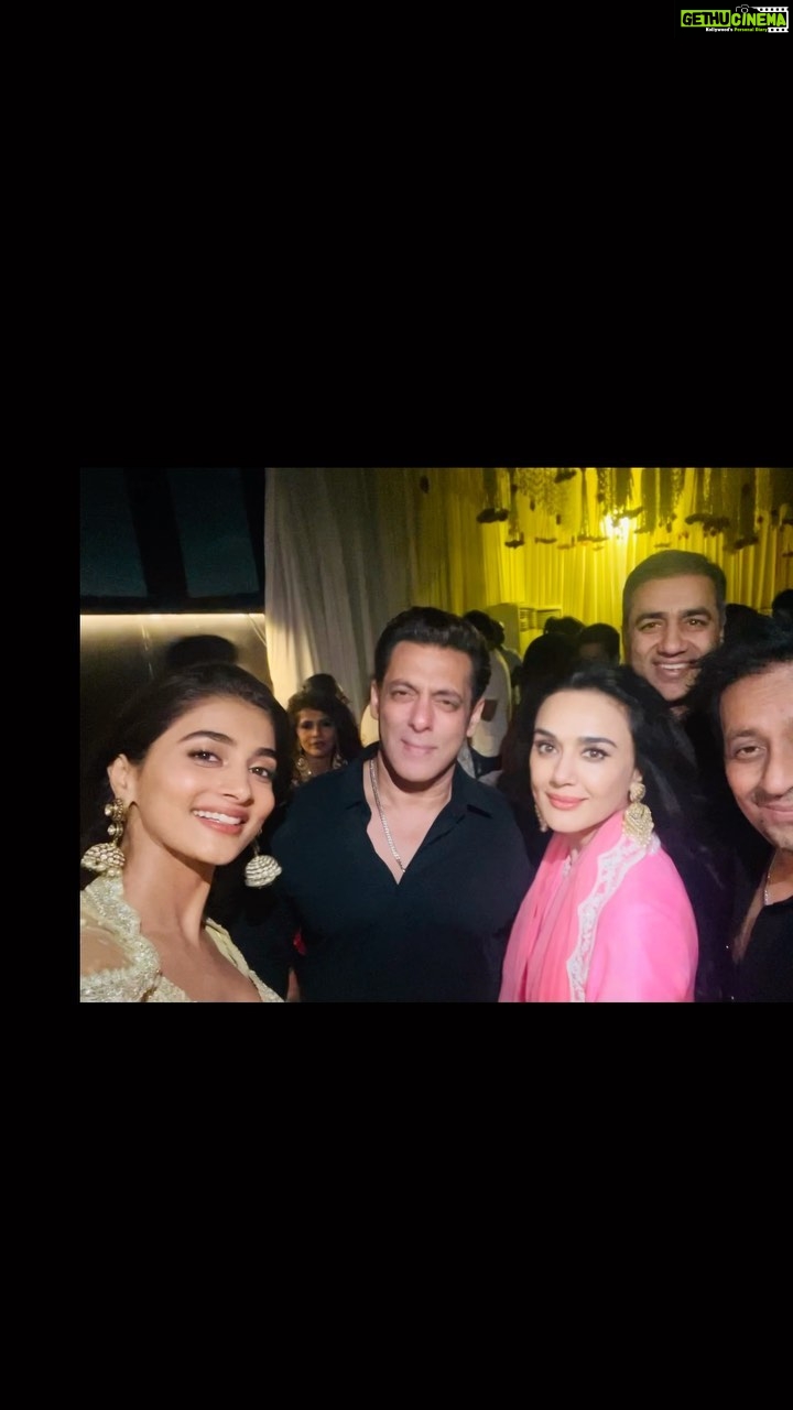Preity Zinta Instagram - Eid celebration part 2 🌙❤️ #friendslikefamily 😍 #ting Mumbai - मुंबई