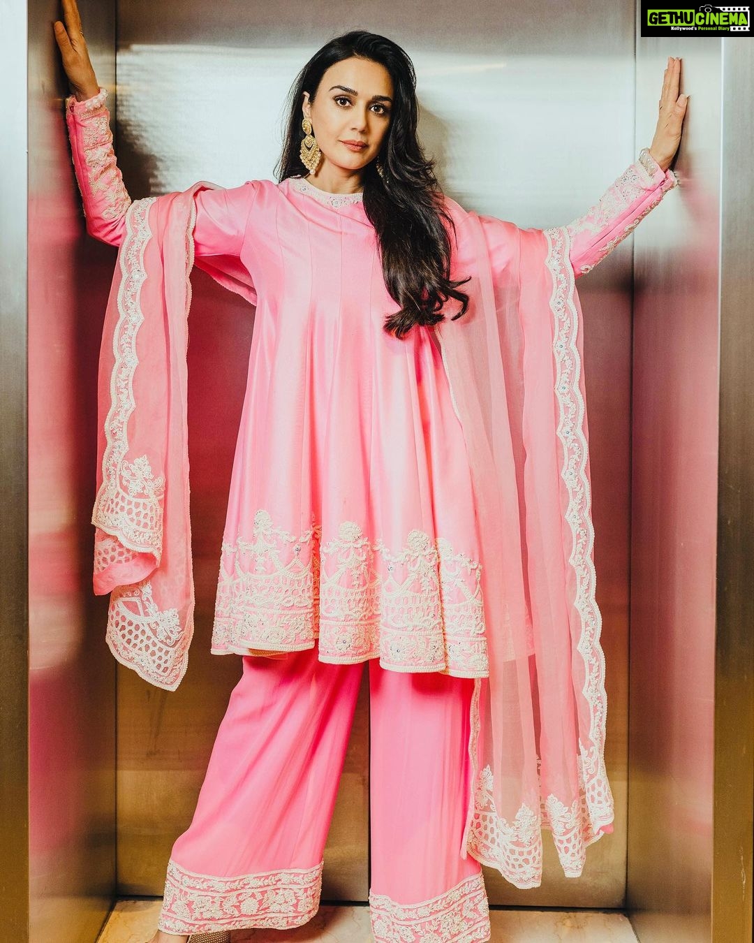 Preity Zinta Instagram - Eid Mubarak to all of you who celebrate it around the world. May your lives be filled with happiness, peace, love & light ❤️🌙❤️ Outfit : @manishmalhotra05 Earrings: @maheepkapoor Managed by @bhakteevakil #EidMubarak #ting Mumbai - मुंबई