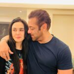 Preity Zinta Instagram - Happy Birthday Salman ❤️It was so nice to see you on my short n sweet trip. May you always keep smiling, shining and lighting up not just movie screens but all our lives today, tomorrow and always. Love you to the moon & back 😍 Stay safe, healthy and rocking. #ting #happybirthday #friendsforever Galaxy Apartment,bandra,mumbai