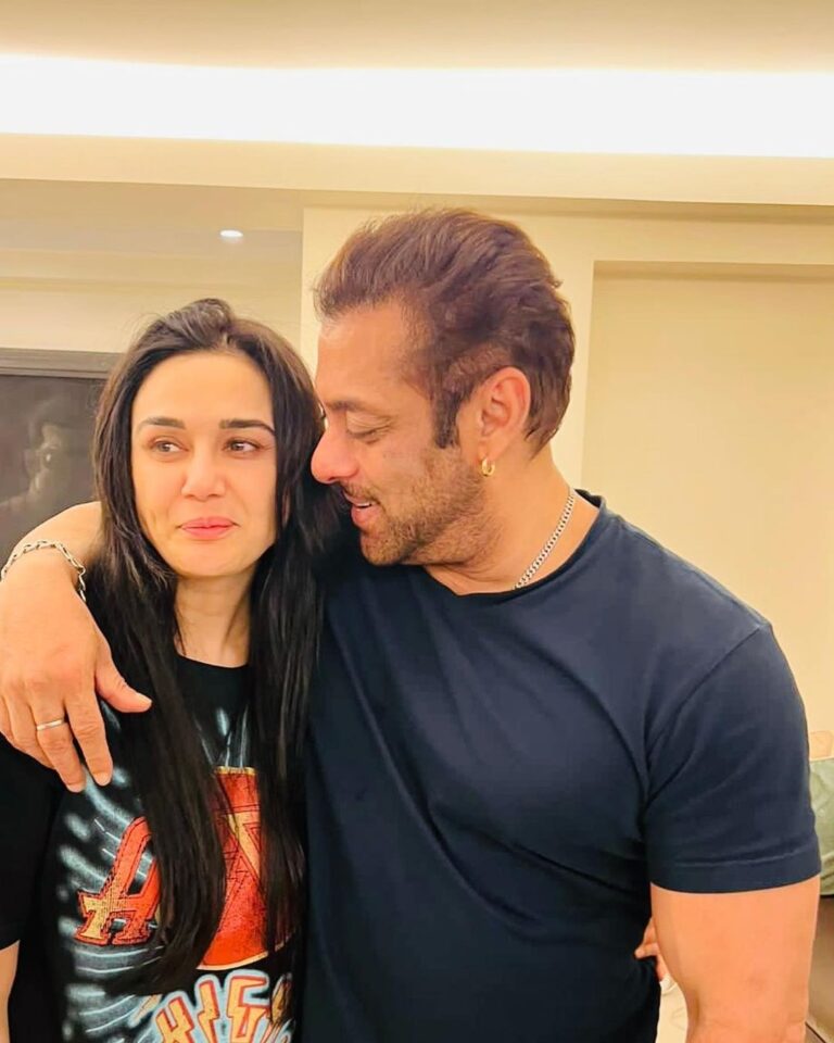 Preity Zinta Instagram - Happy Birthday Salman ❤️It was so nice to see you on my short n sweet trip. May you always keep smiling, shining and lighting up not just movie screens but all our lives today, tomorrow and always. Love you to the moon & back 😍 Stay safe, healthy and rocking. #ting #happybirthday #friendsforever Galaxy Apartment,bandra,mumbai