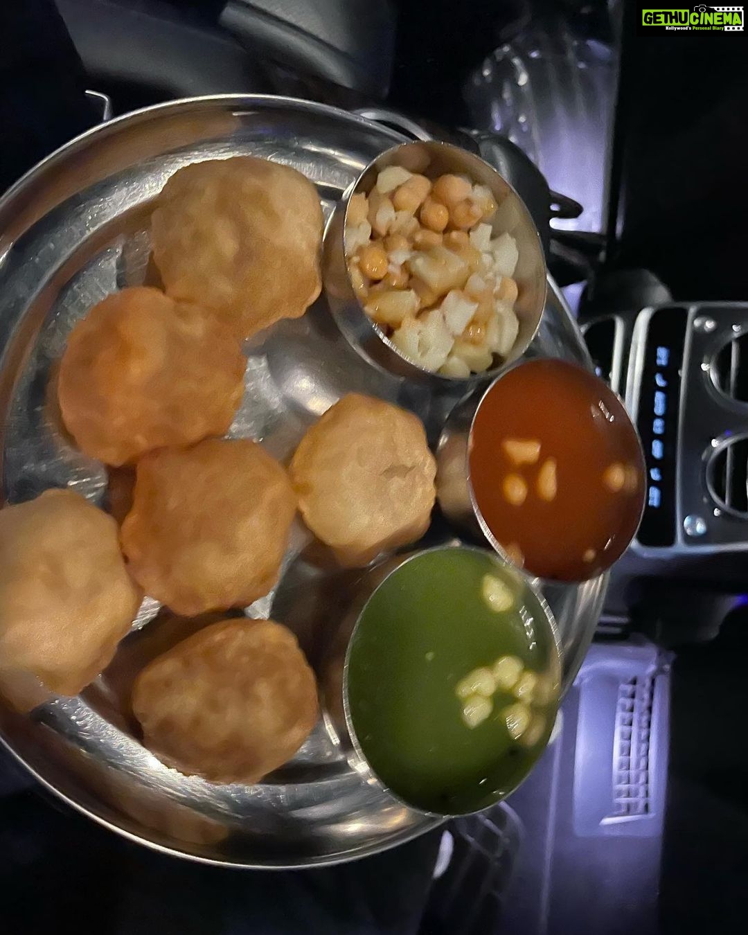 Preity Zinta Instagram - It’s not possible to be in Delhi and miss out on yummy street food. Here’s to Pani puri, papdi chaat & chole batureh 😋 #besties #yummy #delhifood #delhidiaries #ting ❤️ Delhi, India