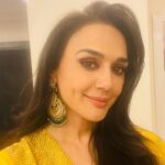 Preity Zinta Instagram - A bit late with this post but never too late to say how wonderful it was to be back in Mumbai & to get all dressed up to go out for an Iftaar party 🤩 Outfit: @raw_mango Jewels: @amrapalijewels Styled by: @aasthasharm Make up @jaykanojia Hair by Rekha Managed by @bhakteevakil #ting