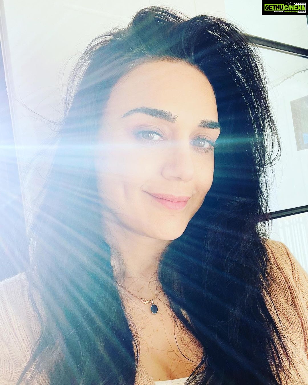 Preity Zinta Instagram - बस यूँ ही…. Channelling my inner sunshine 🌟 #ting