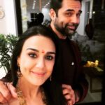 Preity Zinta Instagram - Dimple wali Diwali 🪔❤️ #HappyDiwali #हैप्पीदिवाली #Ting #repost @abhaydeol It was a, “who has the deeper dimples” kinda Diwali. I said I have two. She said she doesn’t need more than one. Damn I wish I was pretty… #happydimpavli” 😁