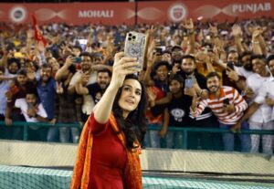 Preity Zinta Instagram - To me the most special time during the game is half time when I get to interact with the crowd. It’s always so much fun 😍Its also nice & stressful when the game goes till the end & becomes a last ball thriller. Here are a few glimpses of everything that happened in the stadium before n after the game 😍 #PBKSvsGT #ting