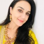 Preity Zinta Instagram - Hello weekend… yellow weekend ❤️ #ting Los Angeles, California