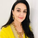 Preity Zinta Instagram - Getting ready for all the festivities ❤️ See Parul how I’m flaunting my @studio6jewels 🤩 #desivibes #weekend #ting Los Angeles, California